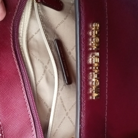 BURGUNDY MICHAEL KORS LEATHER HANDBAG FOR FALL AND WINTER IN EUC - Picture 7 of 11